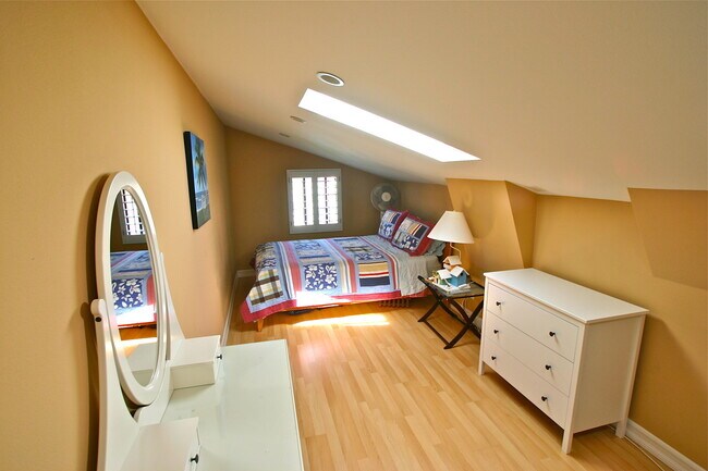 Building Photo - Incredible East Beach Town-Home unfurnishe...