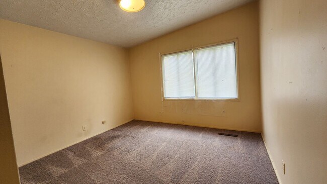 Building Photo - Three bedroom 1.5 house available for rent May 1 2026!