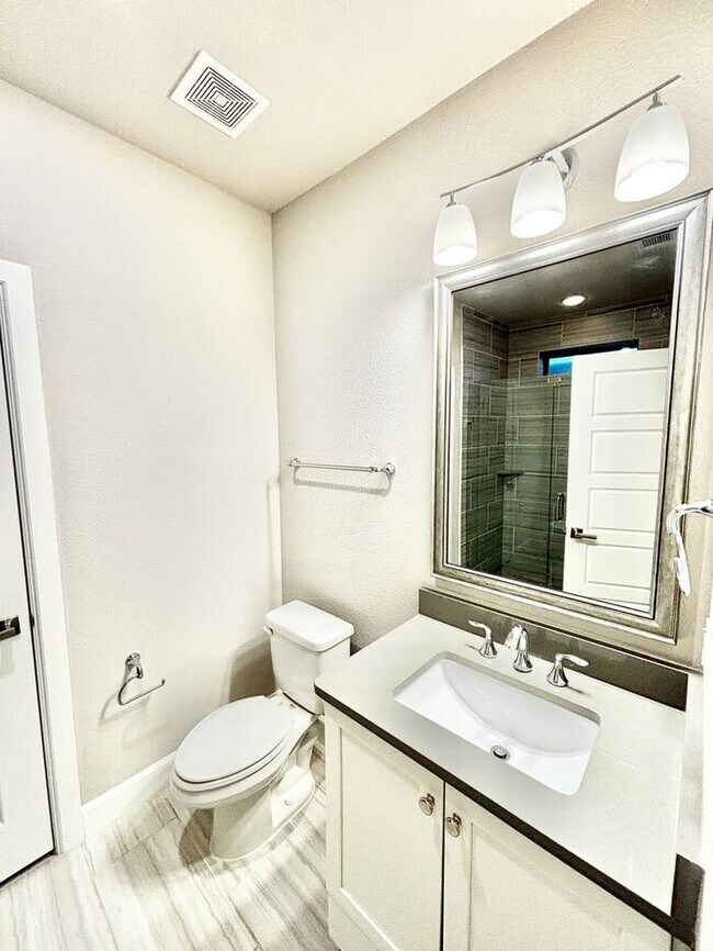 Building Photo - Spacious 3-Bedroom Home with Modern Amenit...