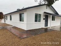 Building Photo - NOW AVAILABLE 3 BED 1 BATH with Private Yard!