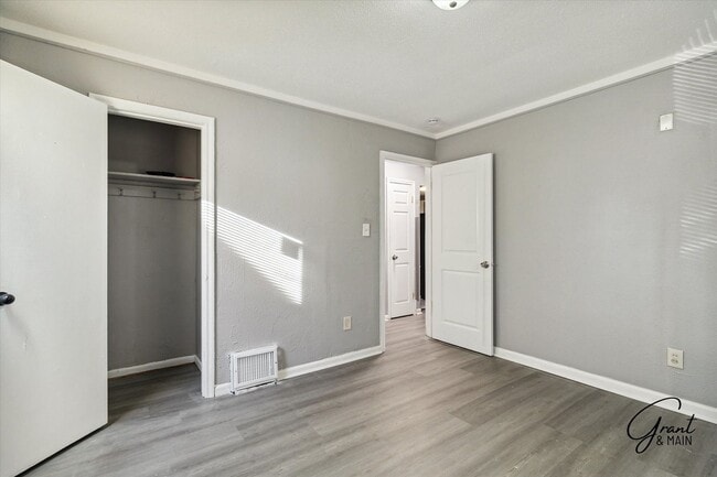 Building Photo - 3 bedroom bungalow - $1325