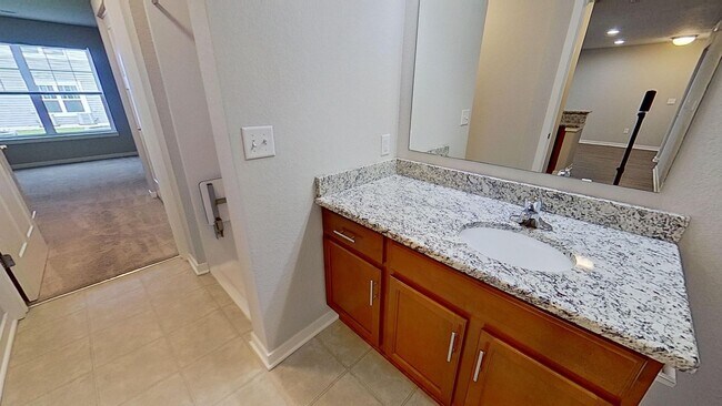 Building Photo - Condo Style Lower 1 Bedroom 1 Bathroom Apartment