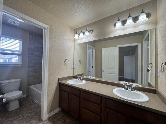 Building Photo - 3 Bedroom in Sierra Springs