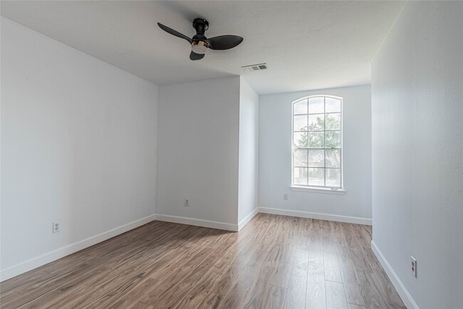 Building Photo - 1818 Quiet Hollow Dr