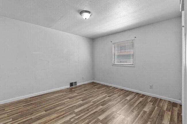 Building Photo - 8817 Blewett Ave