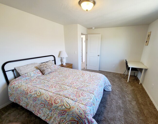 Room- Lake 2 - 8295 Diamond Point Cir NE