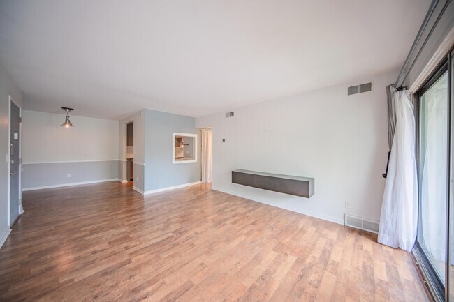 Building Photo - 2118 Pauline Blvd