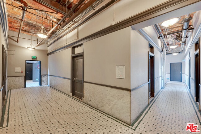 Building Photo - 215 W 7th St