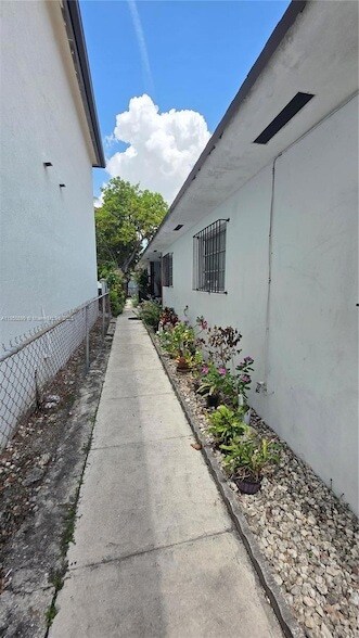 Building Photo - 2660 NW 23rd Ave