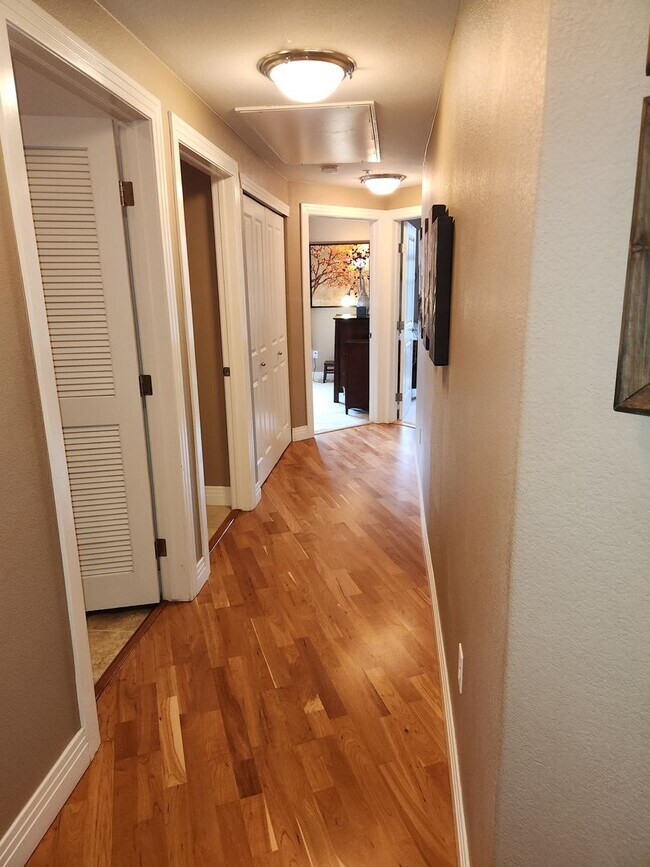 Building Photo - LOCATION, FULLY FURNISHED and LUXURY! Cher...
