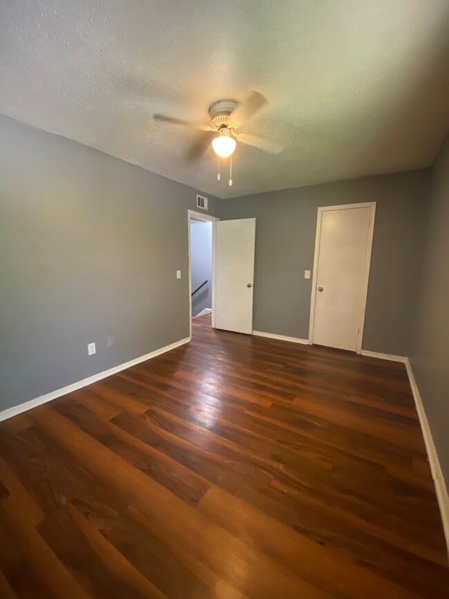 Building Photo - 2 Bedroom 1.5 Bath Apt at the Monterey Square Apts NW OKC