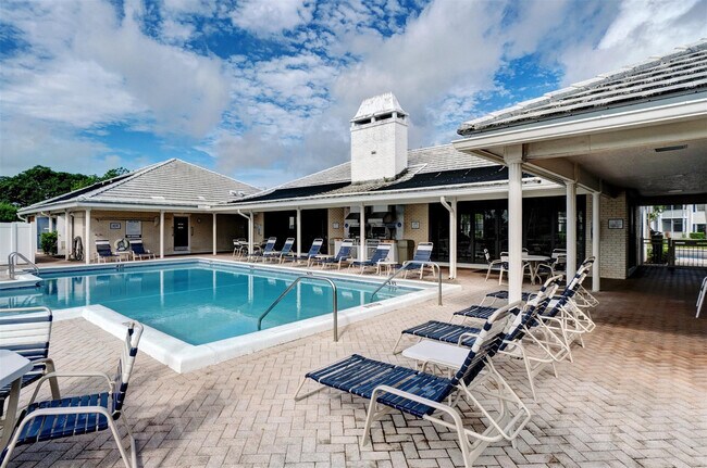 Building Photo - 140 Cypress Club Dr