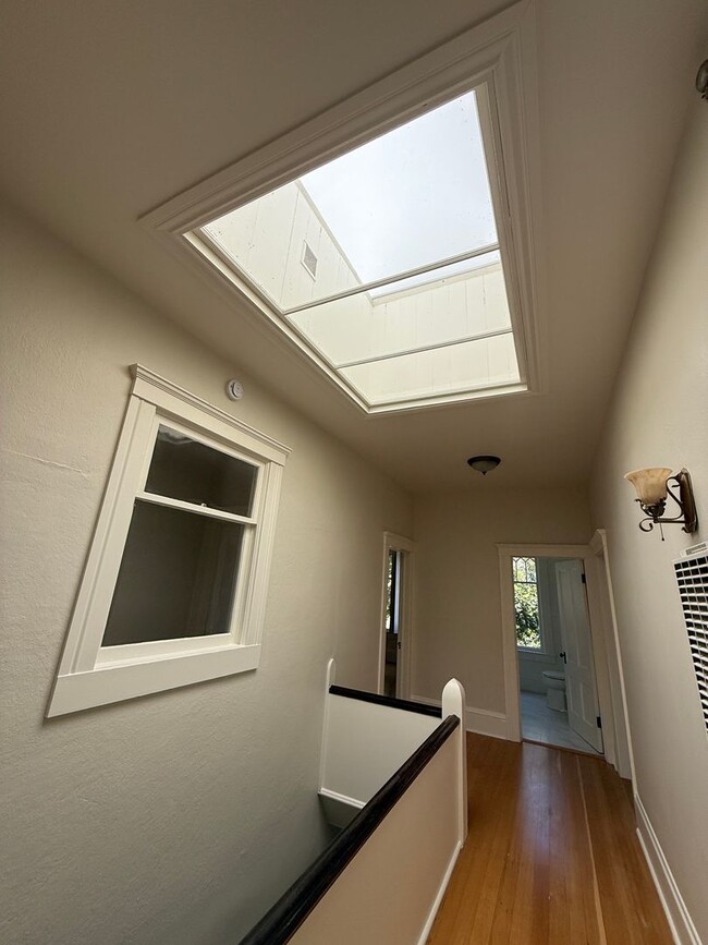Building Photo - 2 Bedroom, 1 bathroom second floor apartme...