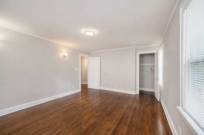 Building Photo - 2-bedroom, 1-bathroom duplex is located in...