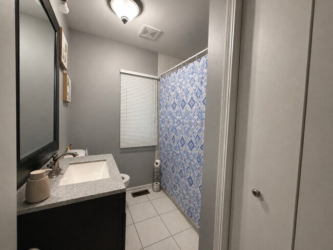 Building Photo - 122 Gall Ln