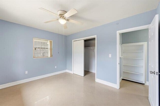 Building Photo - 740 E Evanston Cir