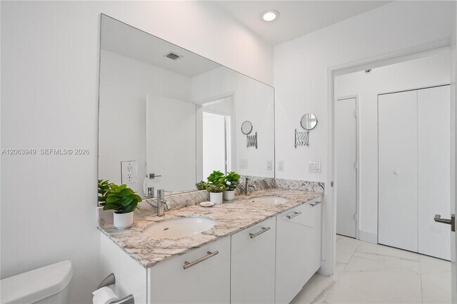 Building Photo - 950 Brickell Bay Dr