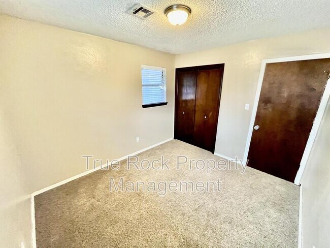 Building Photo - 928 Charles Dr