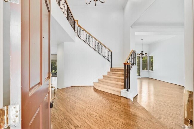 Building Photo - 4 br, 3.5 bath House - 3439 Consuelo Dr