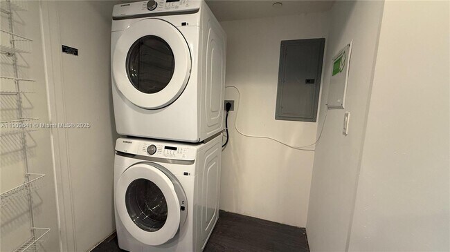 Building Photo - 1060 Brickell Ave