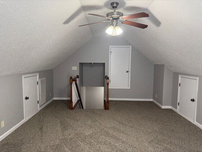 Building Photo - Almost 2000 sq.ft! Super Nice & Clean! 3 B...