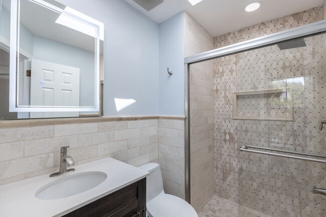 Building Photo - 3 bed 2.5 bath