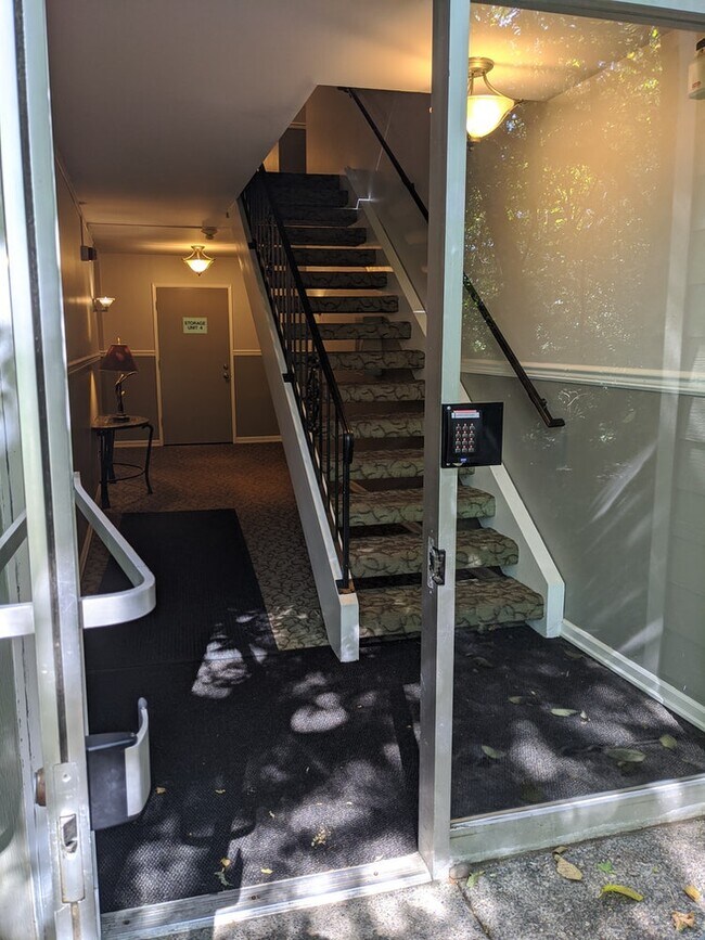 2ND ENTRANCE, RIGHT UP THE STAIRS TO THE UNIT - 1500 SW Skyline Blvd