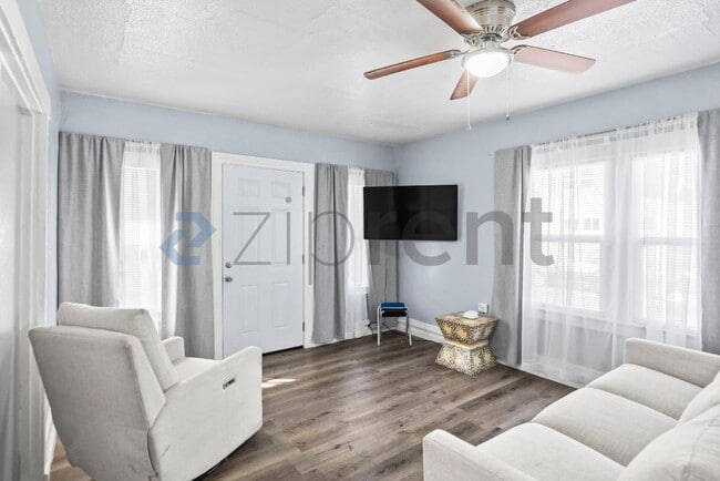 Building Photo - 5915 Avenal Ave