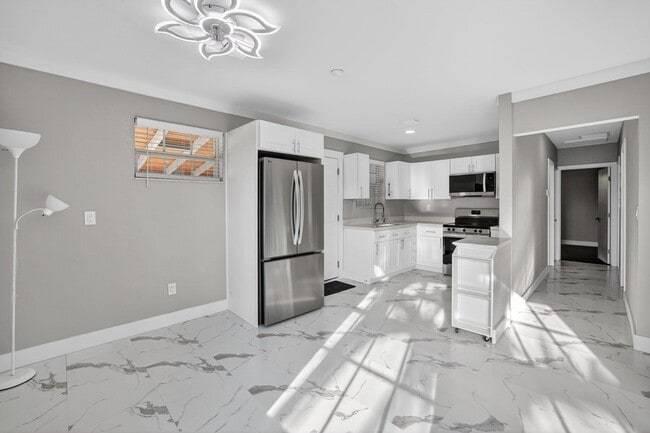 Building Photo - 108 SW 24th Ave