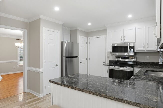 Building Photo - LOVELY 4 BEDROOM HOME IN MONACAN HILLS