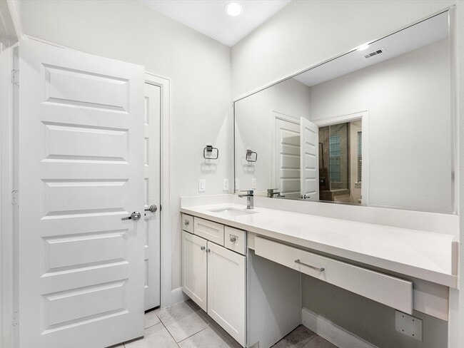 Building Photo - 2727 Clinton Dr