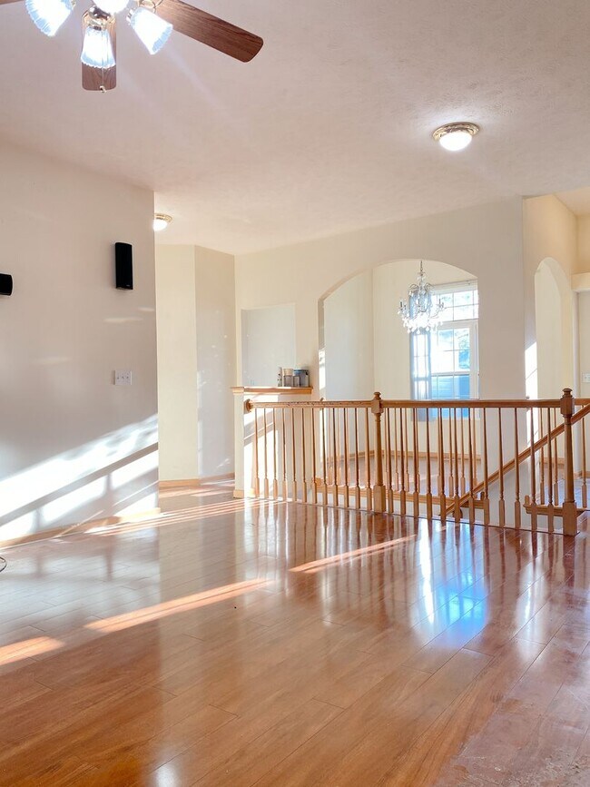 Building Photo - Stunning 5 bedrooms and 3 bathrooms in Wal...