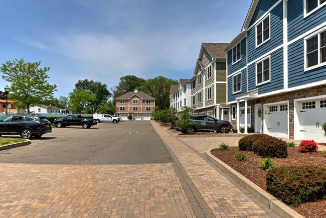 Building Photo - 337 Meadowside Rd