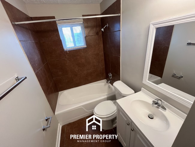 Building Photo - Beautiful 3BR/2BA Memphis Home with Hardwood Floors, Formal Dining & Fenced Yard