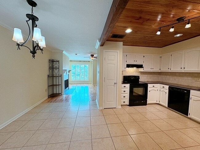 Building Photo - Custom Remodeled Townhome off Jefferson Hwy