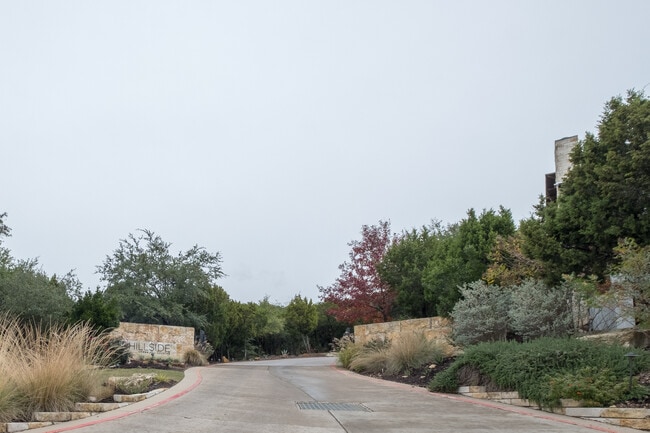 Building Photo - Beautiful 2 Bedroom, 2.5 Bath Townhome in Northwest Austin