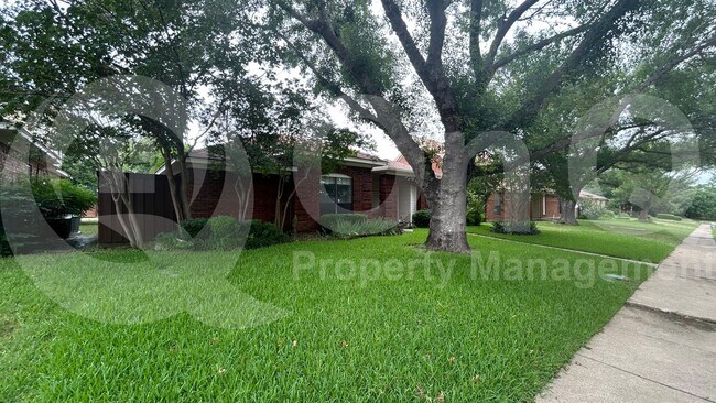 Building Photo - 1633 Palisades Dr