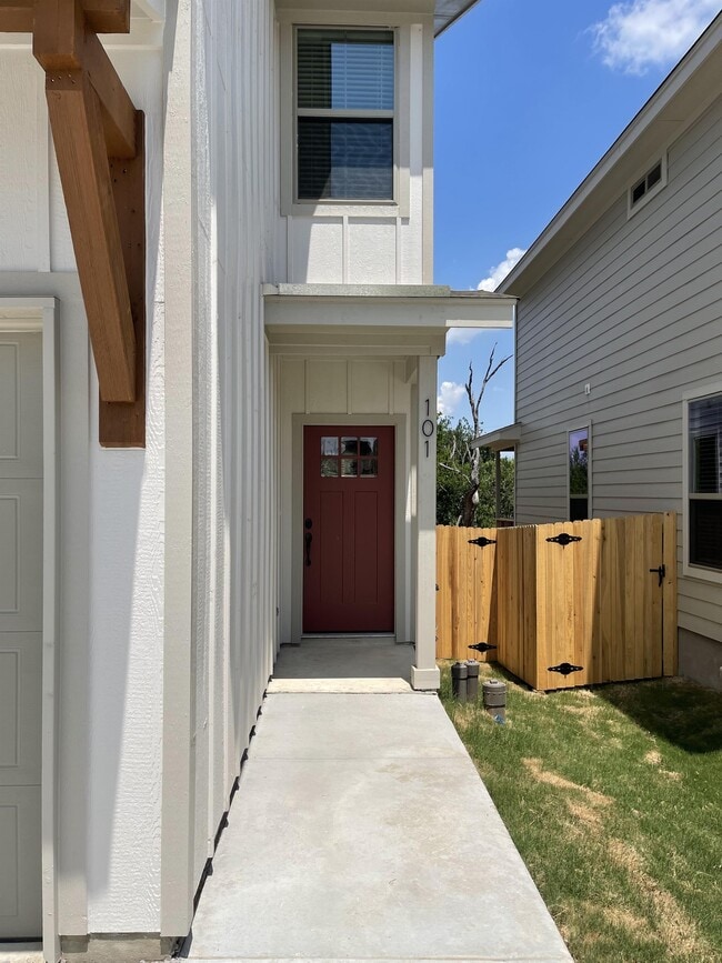 Building Photo - 2202 Sandlewood Cv