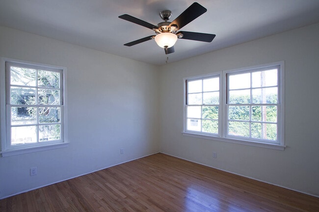 Bedroom 1 - 819 E Edgeware Rd