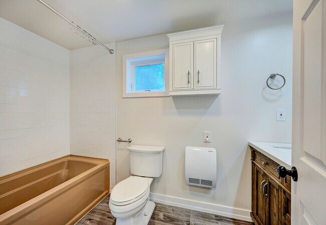 Building Photo - 2 bed, 1.5 bath in Seattle