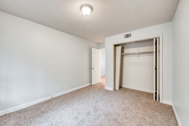 Building Photo - 601 Mimi Ln