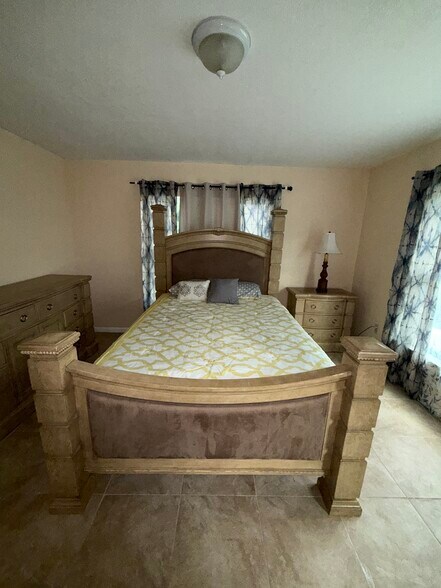 Large Master Bedroom with walk in closet - 128 McCoy Dr