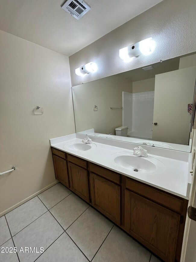 Building Photo - 2120 N Yucca Ct