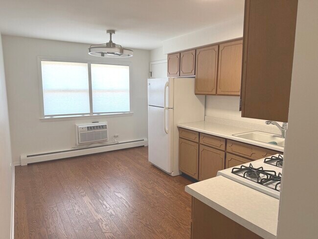 Building Photo - 8300 W Forest Preserve Dr