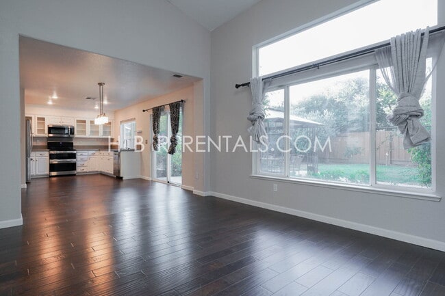 Building Photo - Bright Craftsman-Style 4 Bedroom Home in Q...