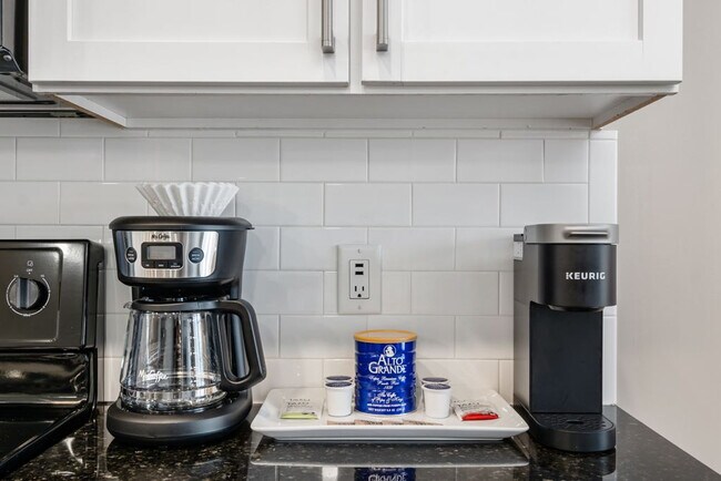 Building Photo - 407 W Rich St