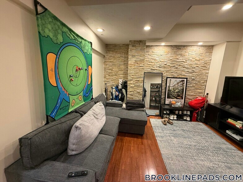 Building Photo - 1203 Beacon St