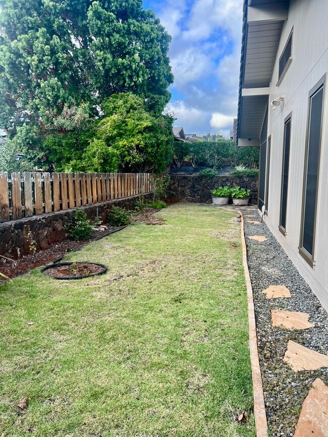 Building Photo - Spacious & Desirable 4/2/2 Single Family H...