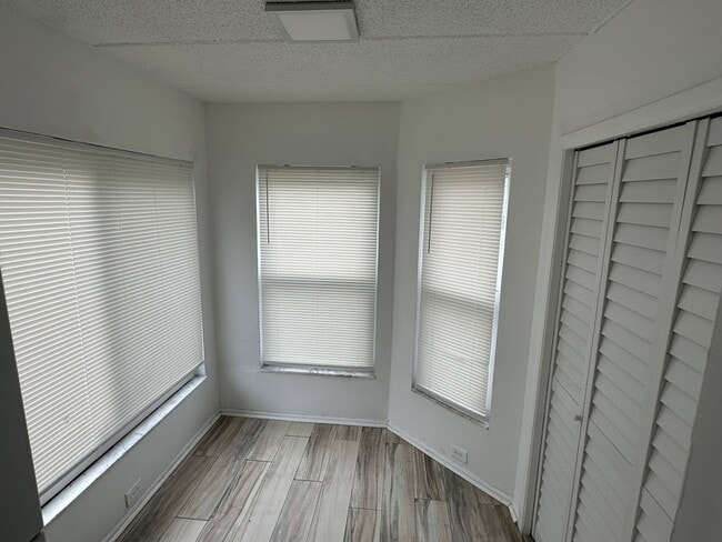 Building Photo - 6507 Dumont Ave