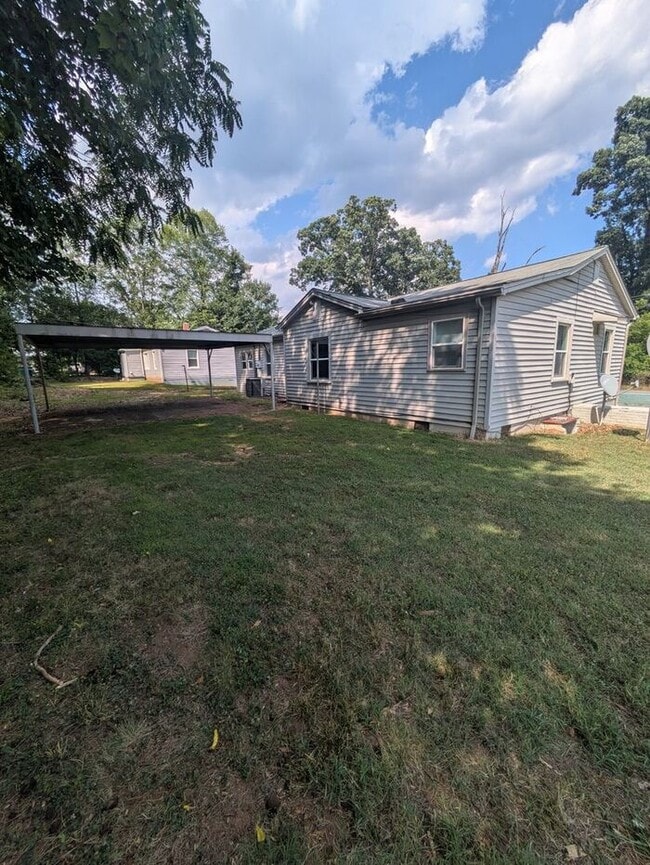 Building Photo - 3BD/2BA Home in Hickory